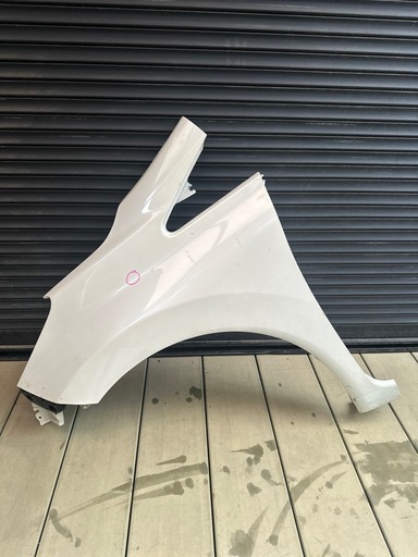 産ノート ニスモE12 E-POWERフロント 左フェンダー DBA-E12