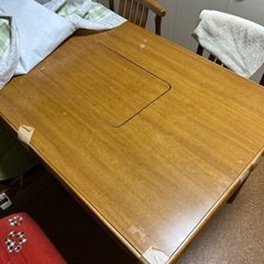 木製テーブル、椅子4脚の画像