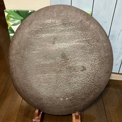 鉄製円盤＋木製皿立てセット（直径約44.5cm）展示・装飾に　飾り皿の画像