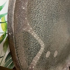 鉄製円盤＋木製皿立てセット（直径約44.5cm）展示・装飾に　飾り皿の画像