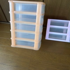 引き出し式小物入れ。プラスチック製。１個はキティちゃん柄の画像