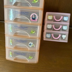 引き出し式小物入れ。プラスチック製。１個はキティちゃん柄の画像