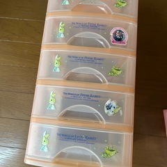 引き出し式小物入れ。プラスチック製。１個はキティちゃん柄の画像