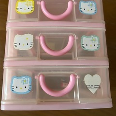 引き出し式小物入れ。プラスチック製。１個はキティちゃん柄の画像