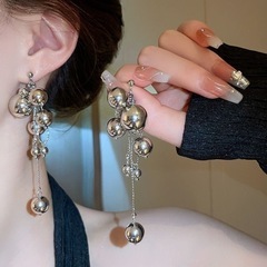 925銀ポスト使用✨ 個性派ロングフリンジ＆ボールピアス 上品で高級感あふれるデザインの画像