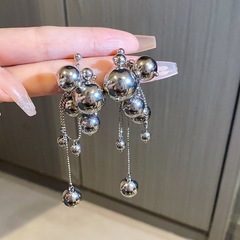 925銀ポスト使用✨ 個性派ロングフリンジ＆ボールピアス 上品で高級感あふれるデザインの画像