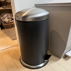 IKEA ブラック　ペダル式ゴミ箱の画像