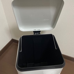 ゴミ箱　フタありフットペダル式　30L　数ヶ月使用の画像