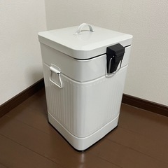 ゴミ箱　フタありフットペダル式　30L　数ヶ月使用の画像