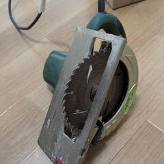 ガイド付き丸鋸と手鋸の画像