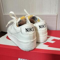 NIKE レディーススニーカー22.5の画像