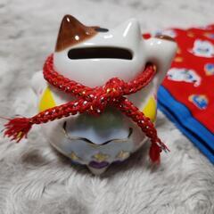 招き猫の貯金箱と猫柄のハンカチセットの画像