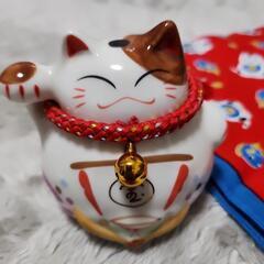 招き猫の貯金箱と猫柄のハンカチセットの画像