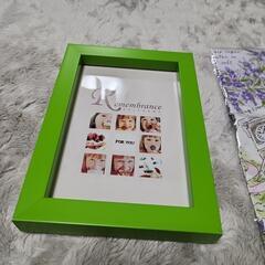 フォトフレームとハンカチのセットです。の画像