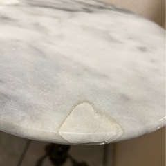 大理石の小さなテーブルの画像