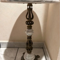 大理石の小さなテーブルの画像