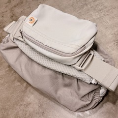 【美品】エルゴ　オムニブリーズ　パールグレー 　抱っこ紐　＋　ルカコ抱っこ紐収納カバー付きの画像