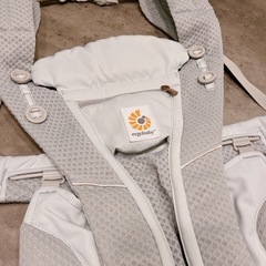 【美品】エルゴ　オムニブリーズ　パールグレー 　抱っこ紐　＋　ルカコ抱っこ紐収納カバー付きの画像