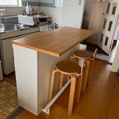 カウンターテーブル。椅子の画像