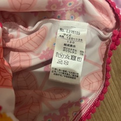 水着とラッシュガードの画像