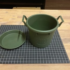 植木鉢？と小瓶の画像