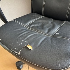 IKEAの机とニトリの椅子の画像