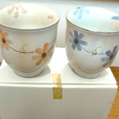 【未使用品】ペア湯飲み　コスモス柄　ピンクとブルー系　夫婦湯呑の画像