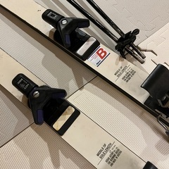 スキーの板とストックの画像