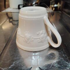 アイボリー 陶器マグカップ 花模様 レリーフの画像
