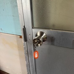 ガラス入り アルミドア 鍵 枠付き 引き取り  DIY 倉庫 小屋の画像