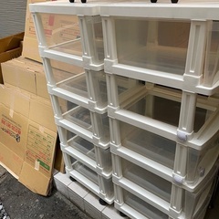 クリアボックス、強力突っ張り棒、キッチンコンロラックなどの画像