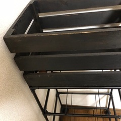 キャスター付きケース付きスチールラック棚の画像