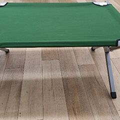 折りたたみベッド コット キャンプ 緑 ベンチの画像