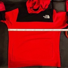 【THE NORTH FACE】プルオーバーパーカー　バイカラーレッド×ブラックの画像