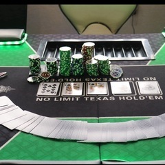 ポーカーテーブル、チップ、椅子10脚セットの画像