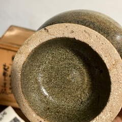 【黒牟田焼・丸田正美作 花壺】共箱・栞付き／伊羅保釉草花文／高さ約24cmの画像