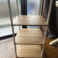 木調の4段ラック（収納棚）の画像