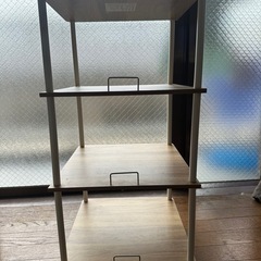 木調の4段ラック（収納棚）の画像