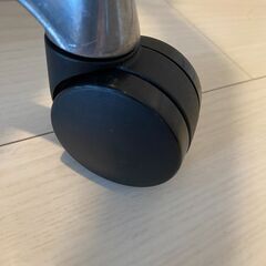 オカムラ okamura グラータ Grata 8142BA ミーティングチェア レッド 肘掛け有 の画像