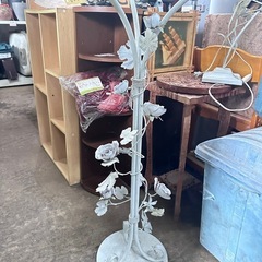 お洒落なスチール薔薇台　の画像
