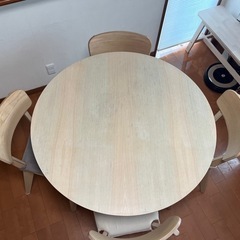IKEA ダイニングテーブル　イス二脚　リーサボーの画像