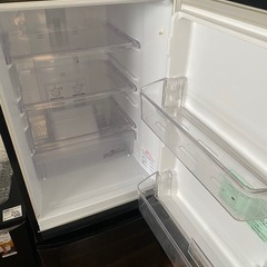 黒い冷蔵庫146Lの画像