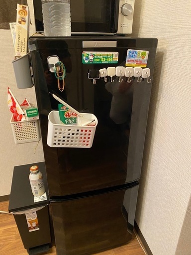 黒い冷蔵庫146L
