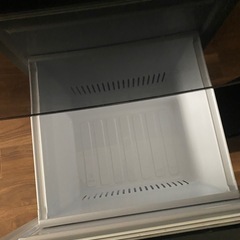 黒い冷蔵庫146Lの画像