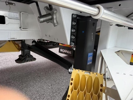 トレーラー用補助脚 左右各1本ずつ計2本 22万税別 手動式ランディング