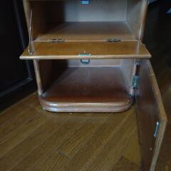 籐の収納家具（鏡扉付き）の画像