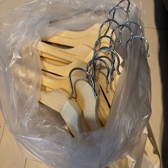 【決まりました】【美品】木のハンガー13本の画像