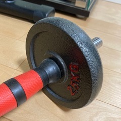 トレーニングベンチとダンベルの画像
