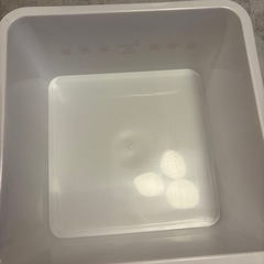 ゴミ箱と収納ケースの画像