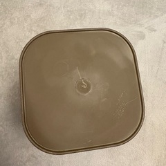ゴミ箱と収納ケースの画像